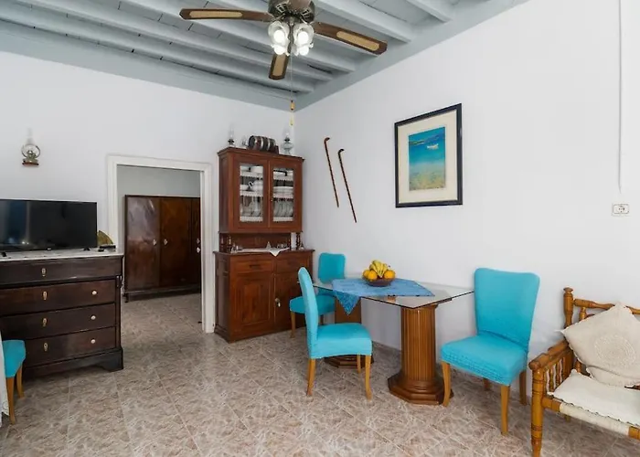 Rustic House In Plaka (Milos)